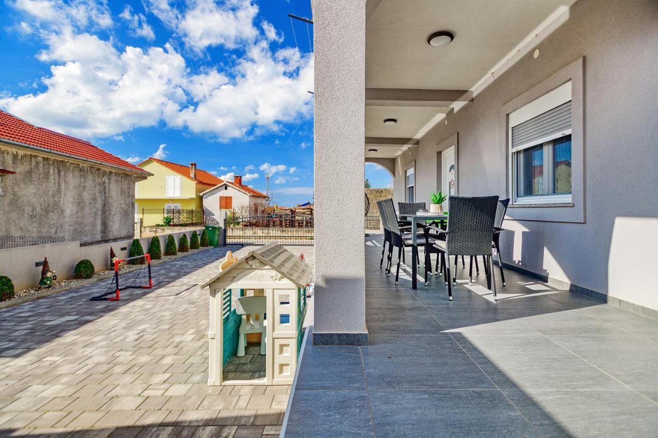 Holiday Apartment -ซาดาร์ ภายนอก รูปภาพ