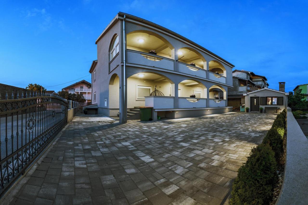 Holiday Apartment -ซาดาร์ ภายนอก รูปภาพ